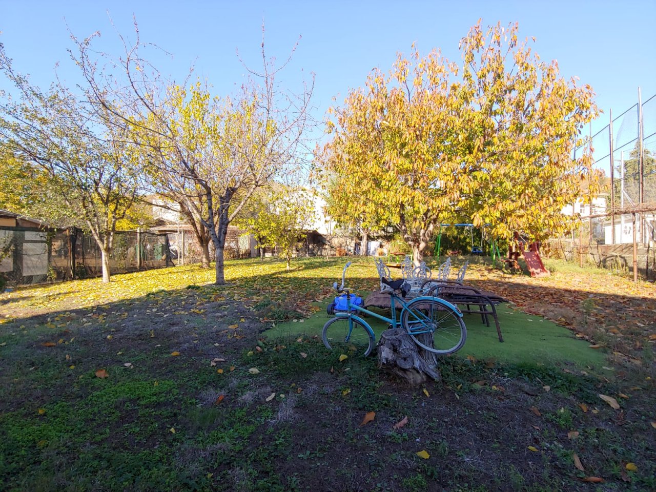 Голяма двуетажна къща в центъра на Кошарица, Слънчев бряг близо до морето