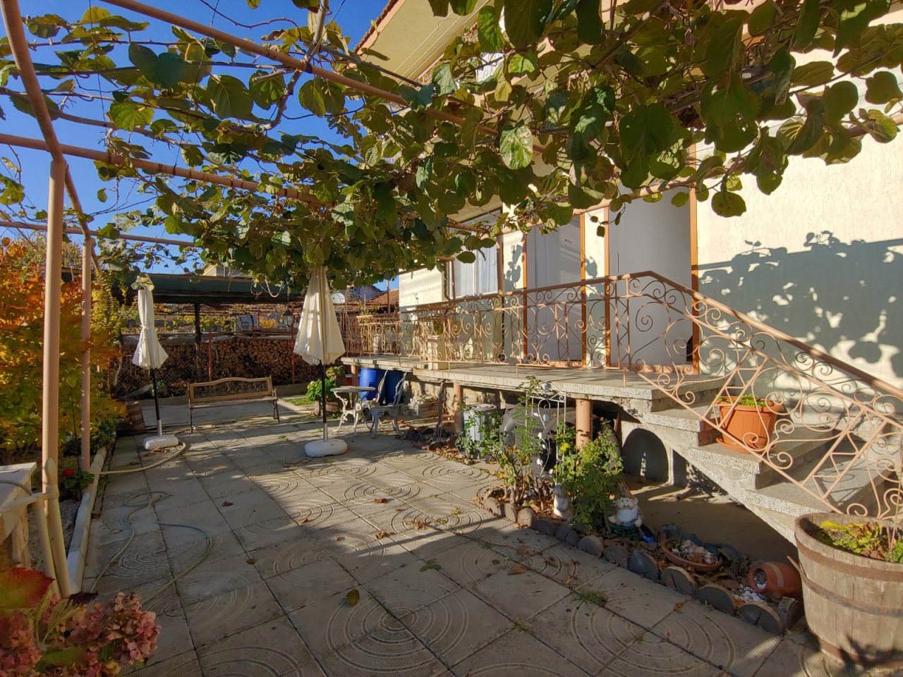 Голяма двуетажна къща в центъра на Кошарица, Слънчев бряг близо до морето