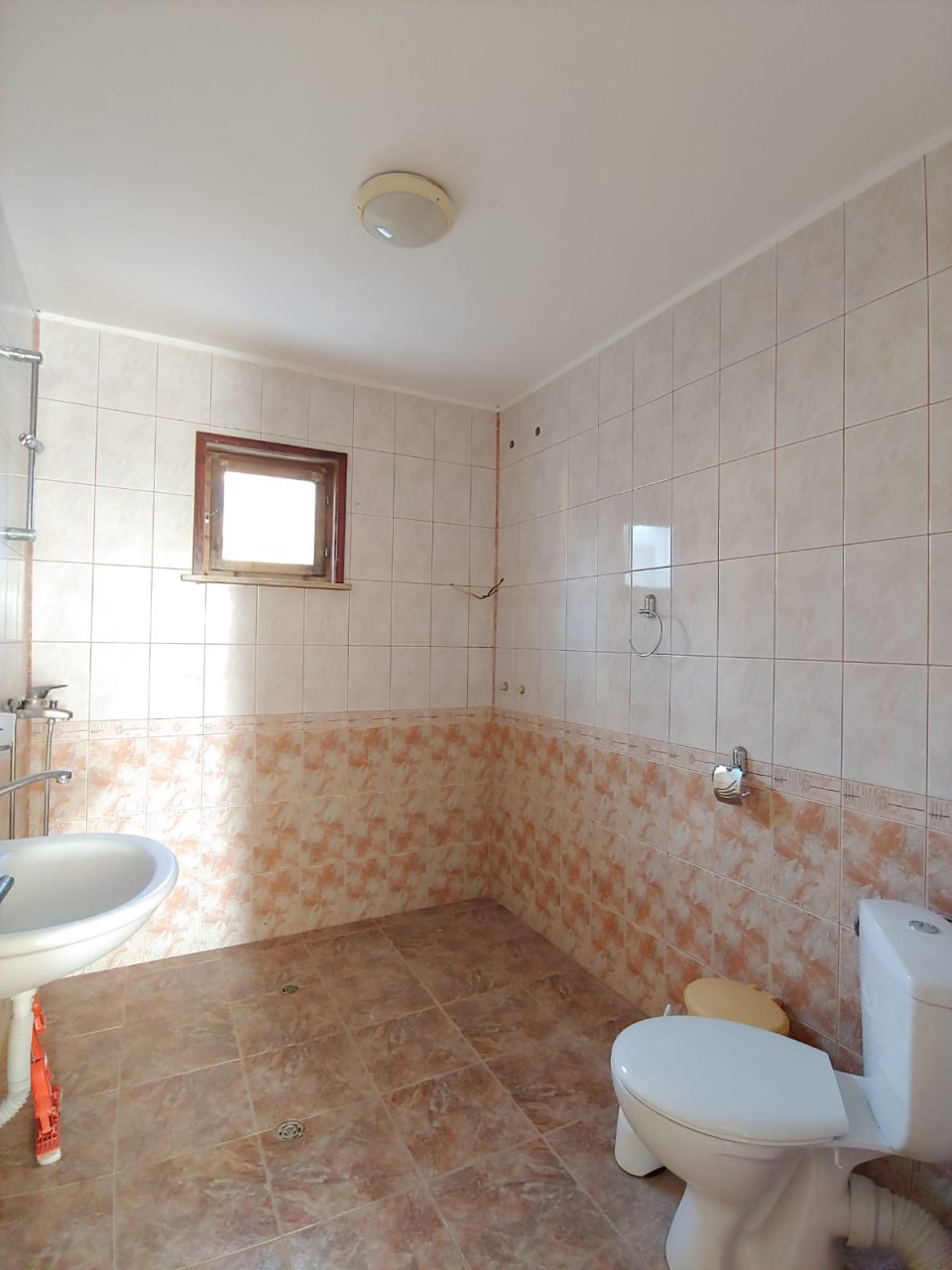 Голяма двуетажна къща в центъра на Кошарица, Слънчев бряг близо до морето