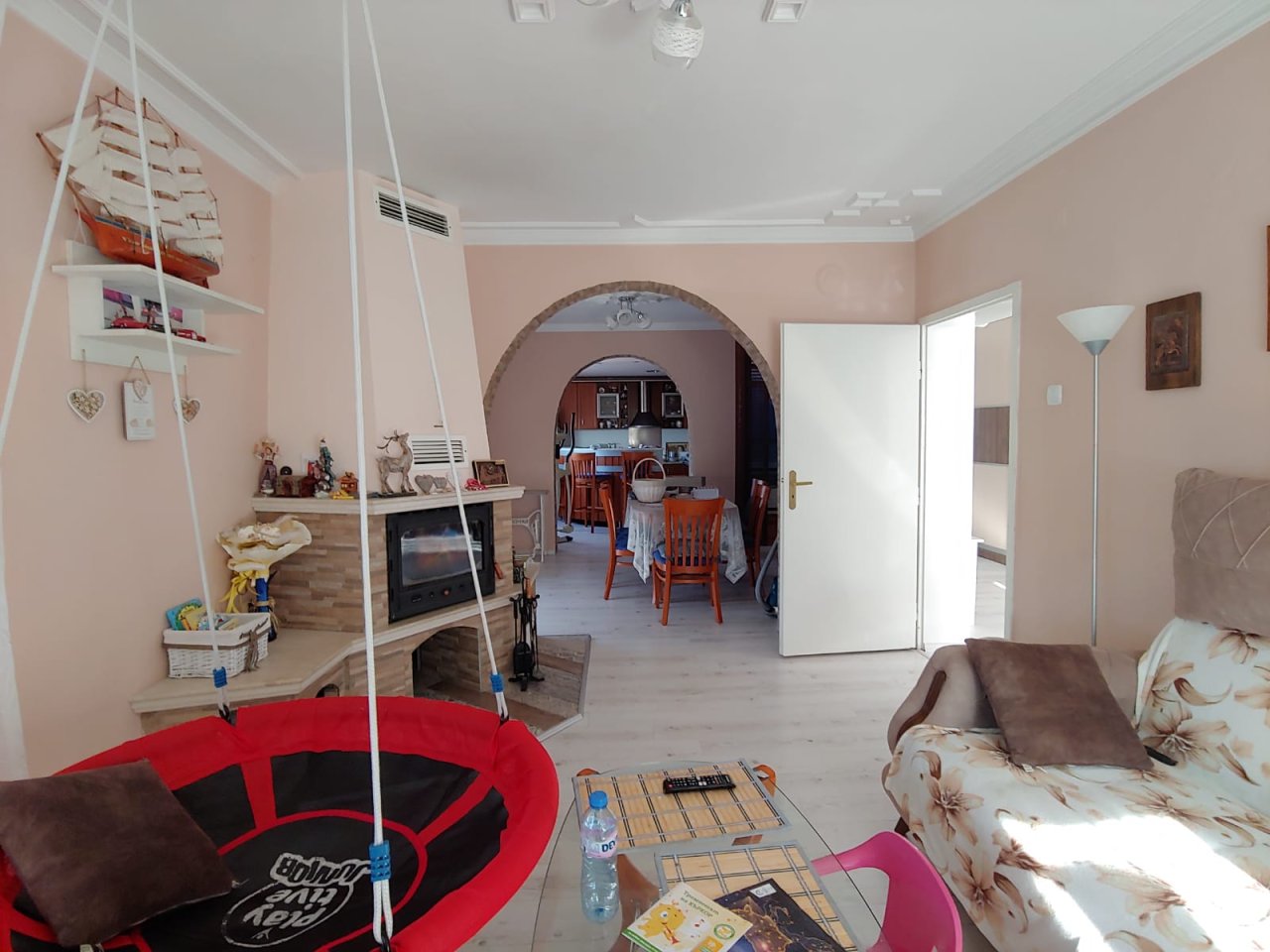 Голяма двуетажна къща в центъра на Кошарица, Слънчев бряг близо до морето