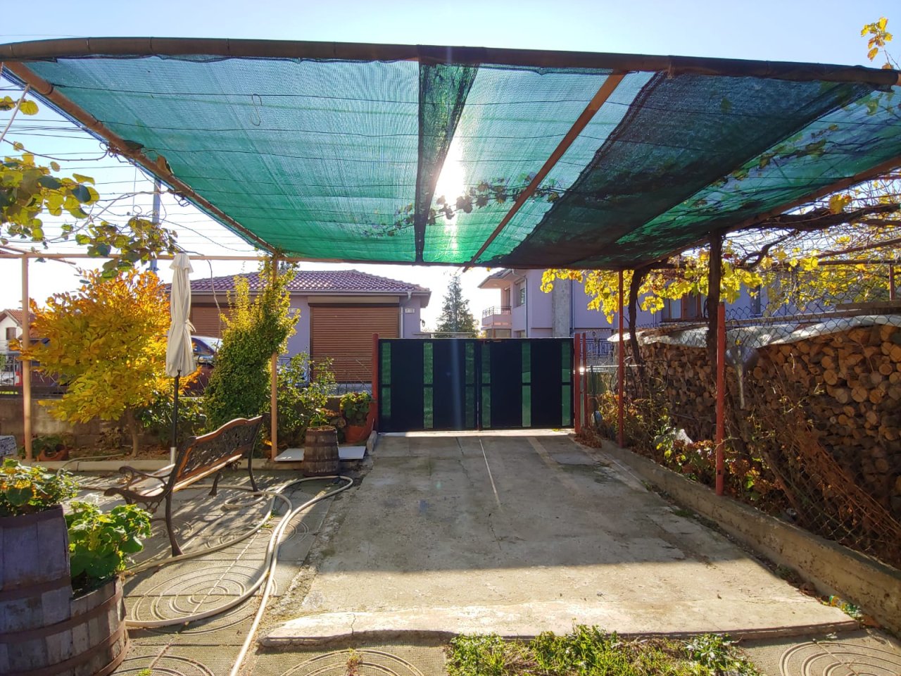 Голяма двуетажна къща в центъра на Кошарица, Слънчев бряг близо до морето