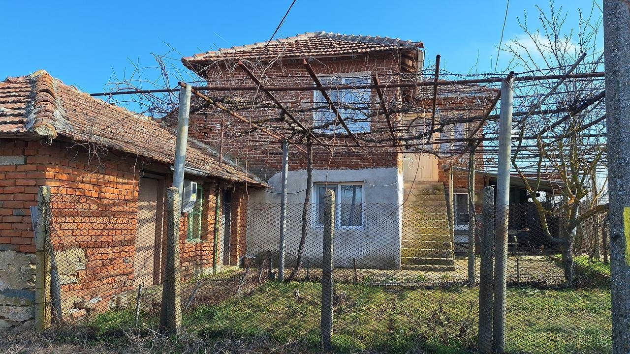 Къща с голям двор от 6000 м² в близост до Елхово, област Ямбол