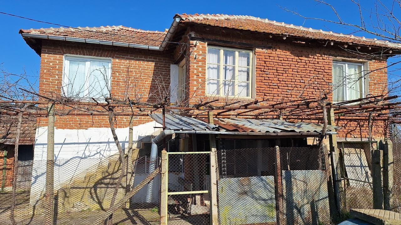 Къща с голям двор от 6000 м² в близост до Елхово, област Ямбол