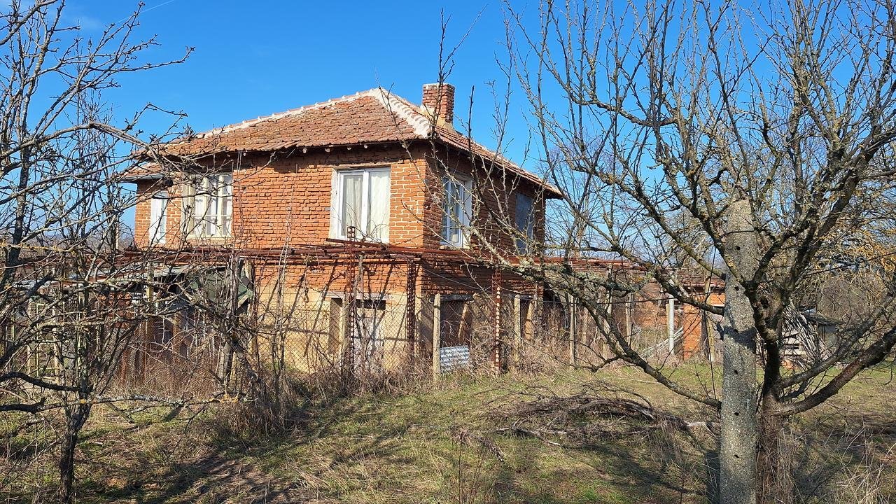 Къща с голям двор от 6000 м² в близост до Елхово, област Ямбол