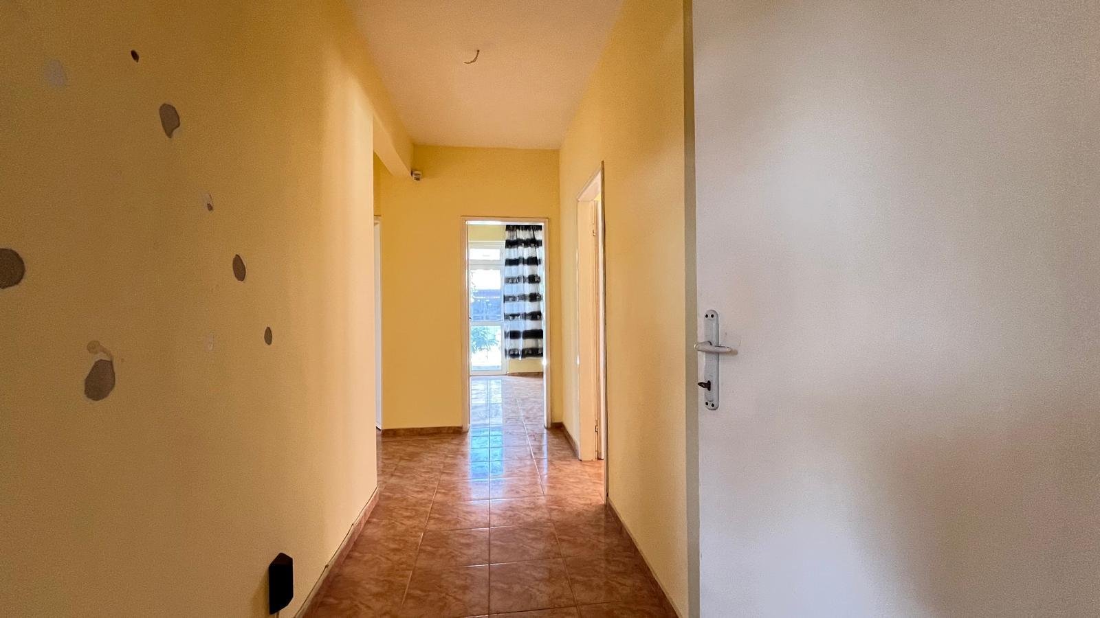 За продажба е първият етаж на къща с 5 спални в центъра на Равда.