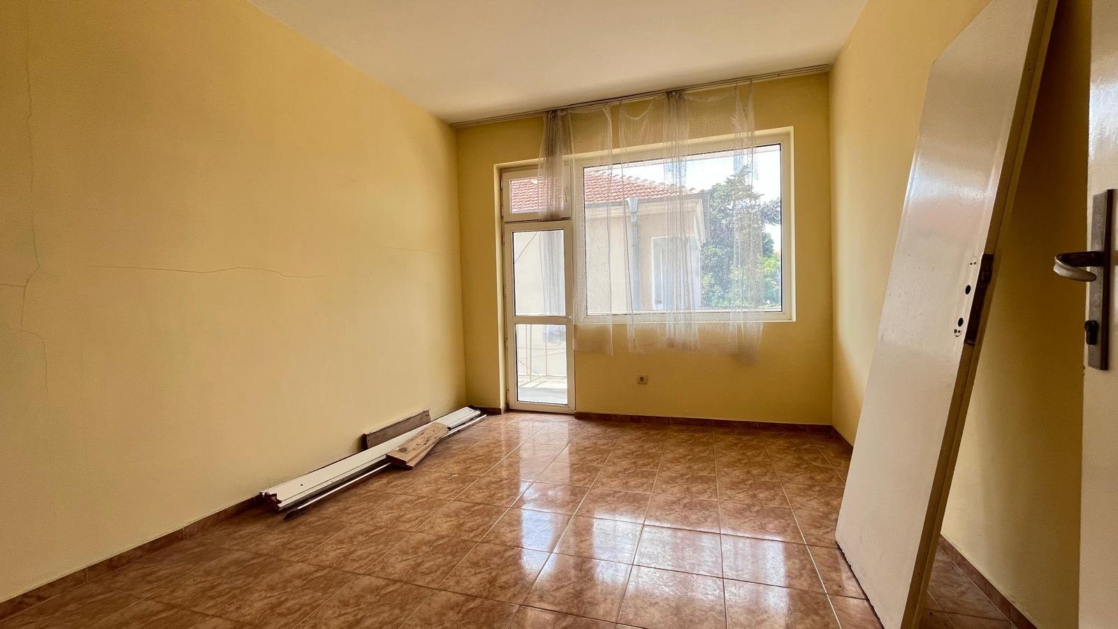 За продажба е първият етаж на къща с 5 спални в центъра на Равда.