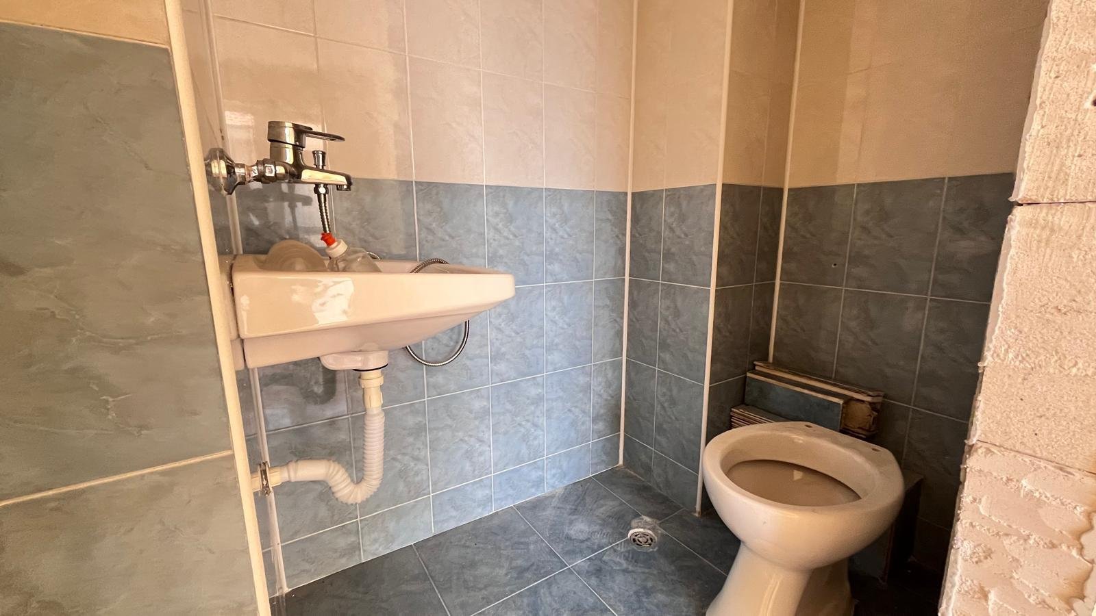 За продажба е първият етаж на къща с 5 спални в центъра на Равда.