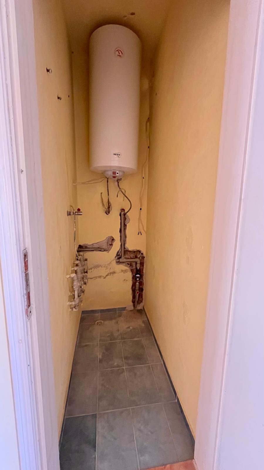 За продажба е първият етаж на къща с 5 спални в центъра на Равда.