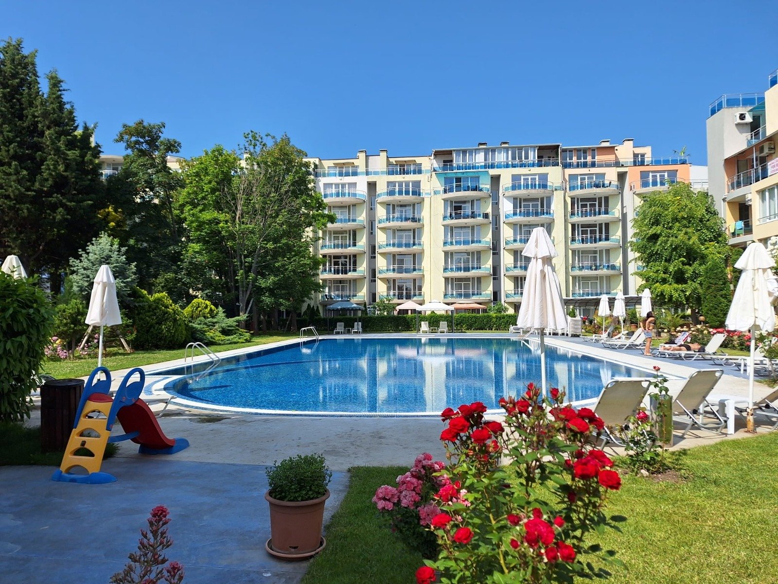 Двустаен апартамент с гледка към морето в комплекс Oasis в Равда