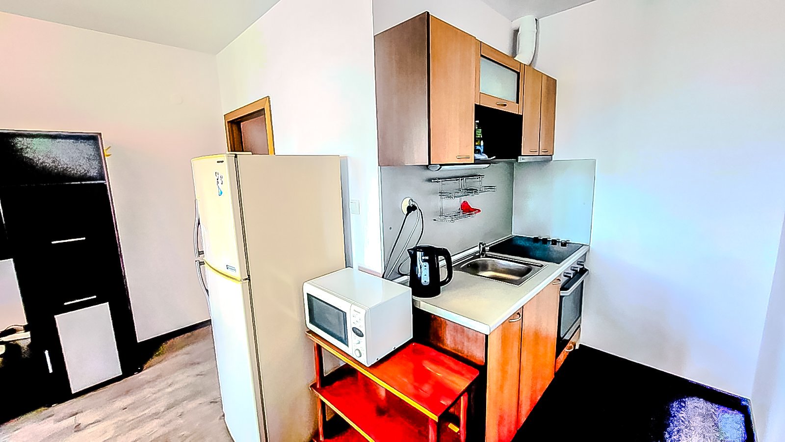 Тристаен апартамент в комплекс СолеМаре на Слънчев бряг с изглед към басейна.