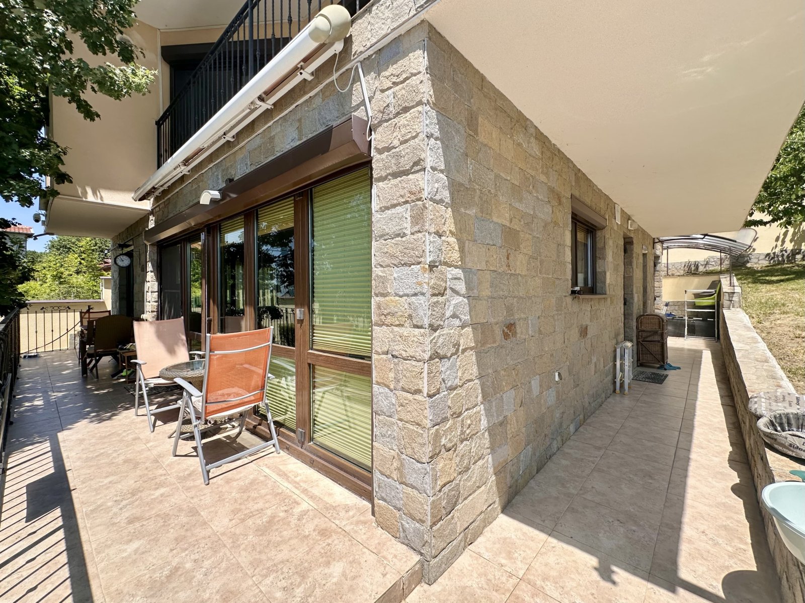 Двуетажна къща с басейн в Косарица