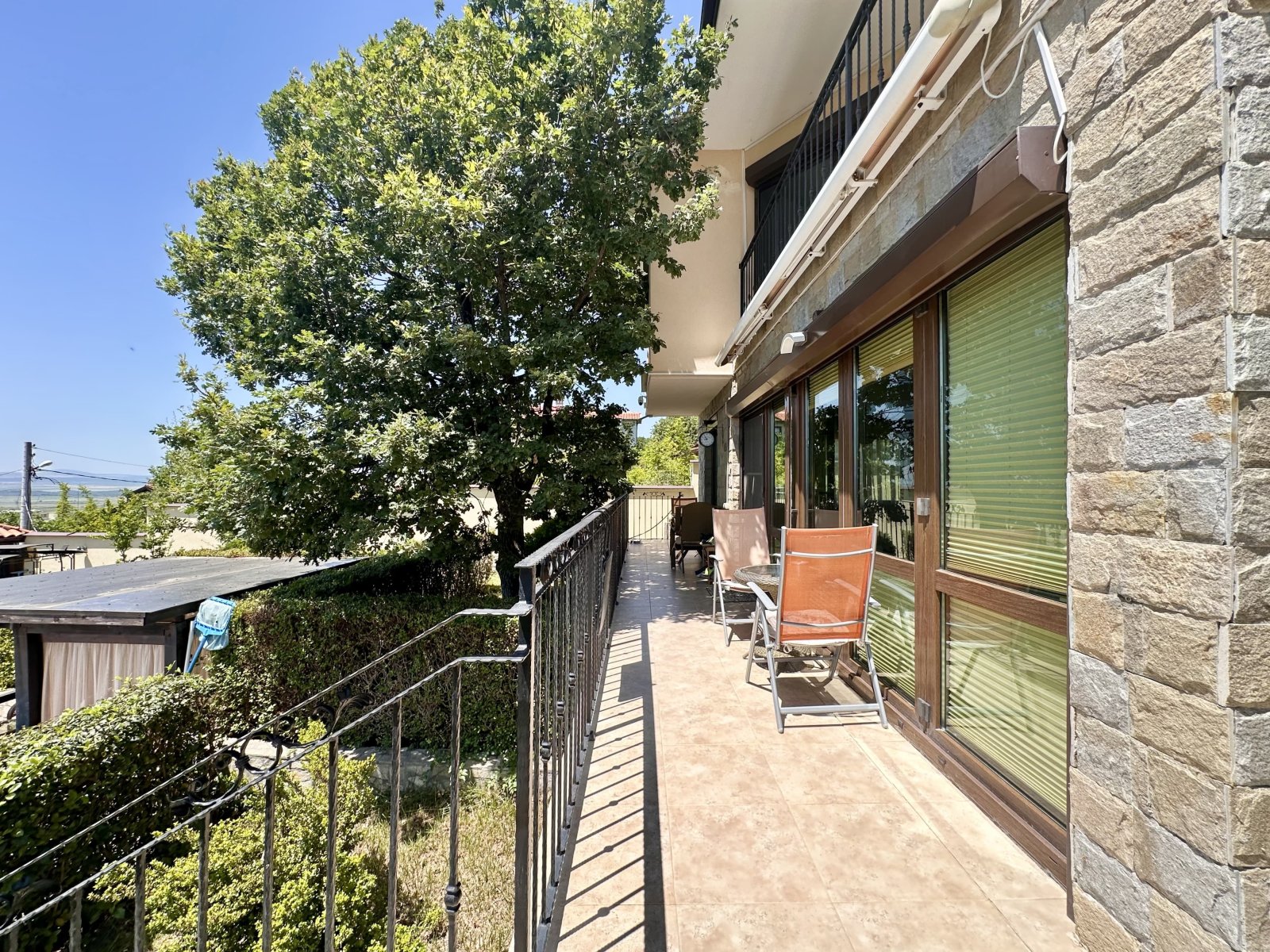 Двуетажна къща с басейн в Косарица