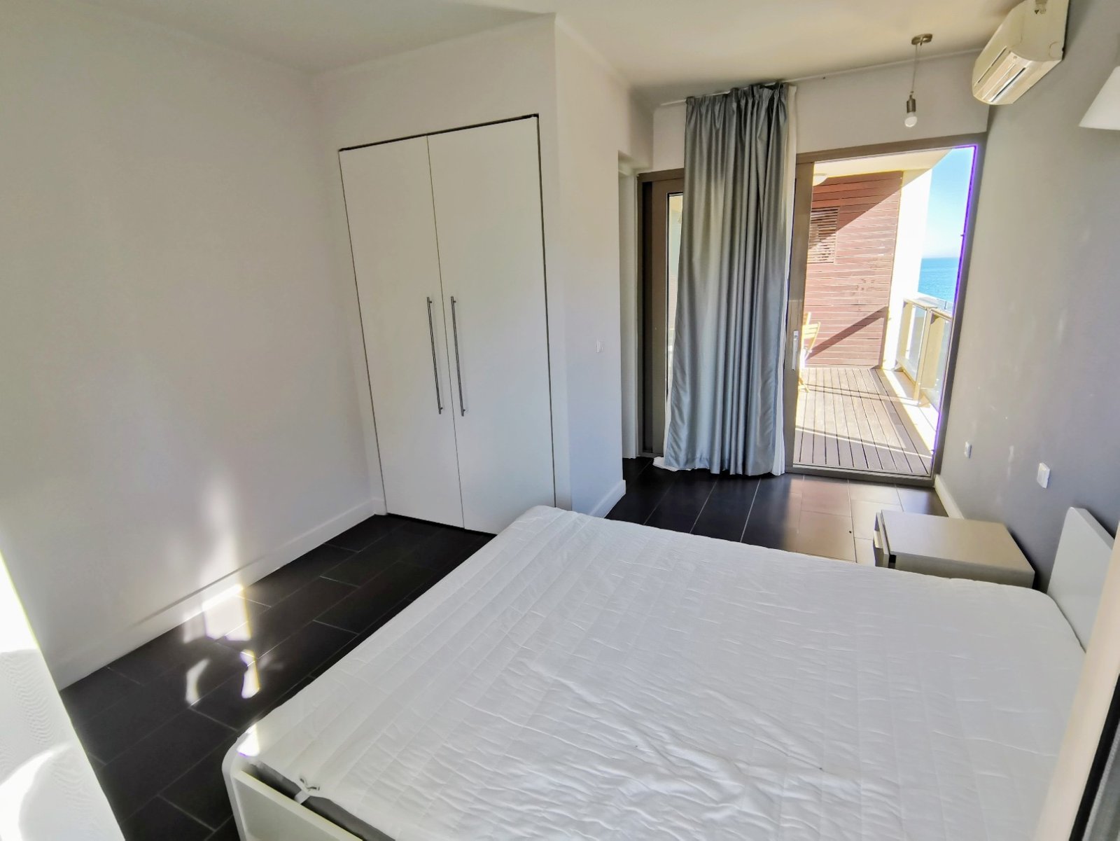 Обзаведено жилище с изглед към морето и планините в луксозна жилищна сграда на първа линия на морето в Обзор