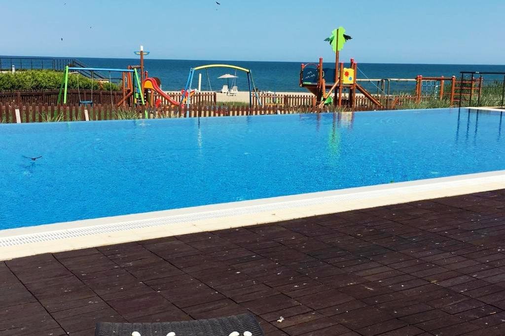 Обзаведено жилище с изглед към морето и планините в луксозна жилищна сграда на първа линия на морето в Обзор