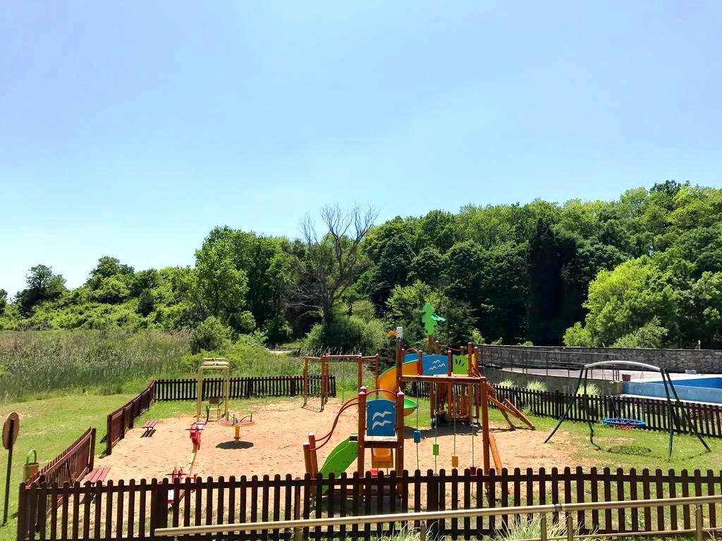 Обзаведено жилище с изглед към морето и планините в луксозна жилищна сграда на първа линия на морето в Обзор