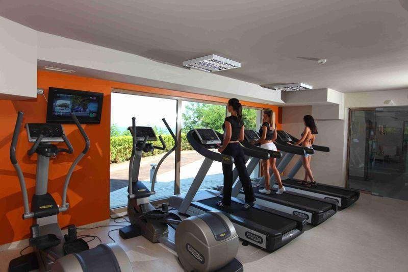 Обзаведено жилище с изглед към морето и планините в луксозна жилищна сграда на първа линия на морето в Обзор