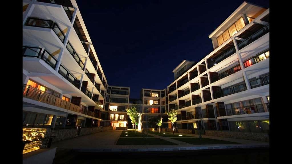 Обзаведено жилище с изглед към морето и планините в луксозна жилищна сграда на първа линия на морето в Обзор