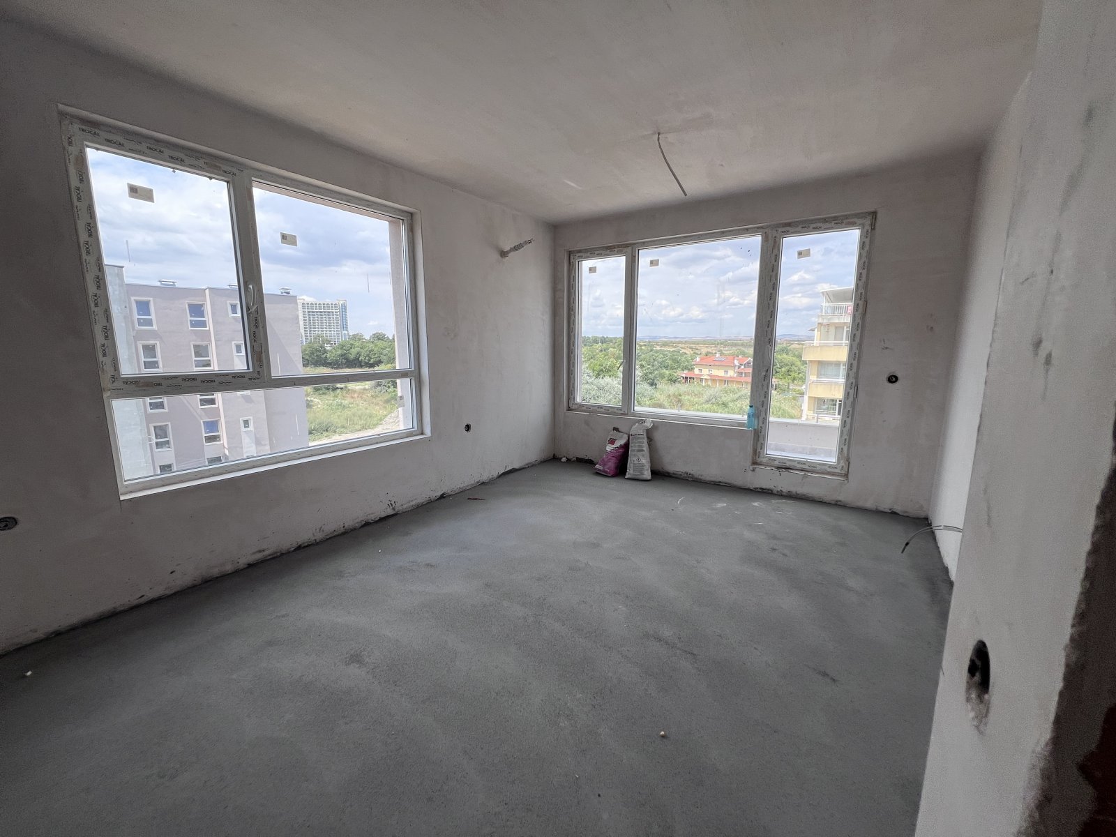 3-стаен апартамент в груб строеж, град Поморие, България