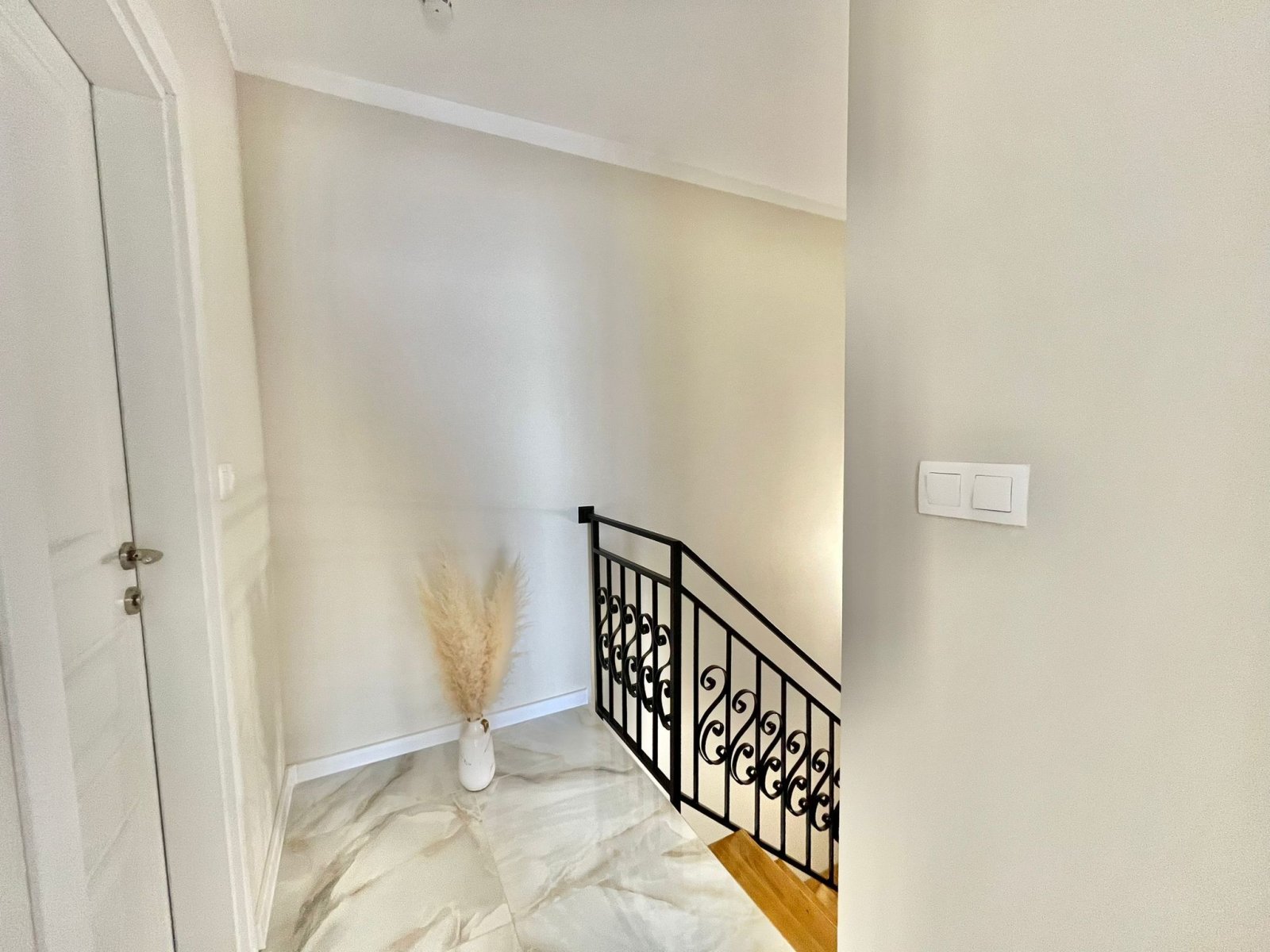 Тристаен апартамент с изглед към басейна в комплекс Белисити в Равда, България