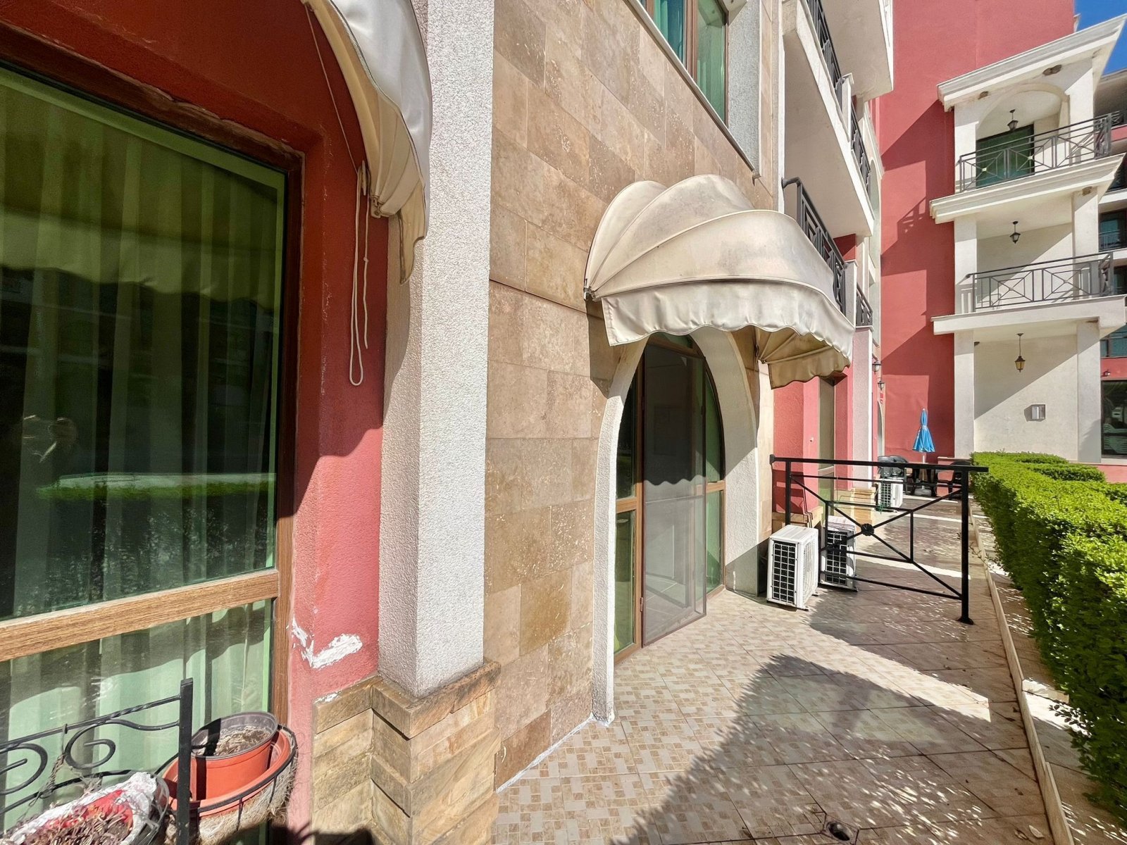 Голяма студио с изглед към басейна в комплекс Свети Георги в Свети Влас, България