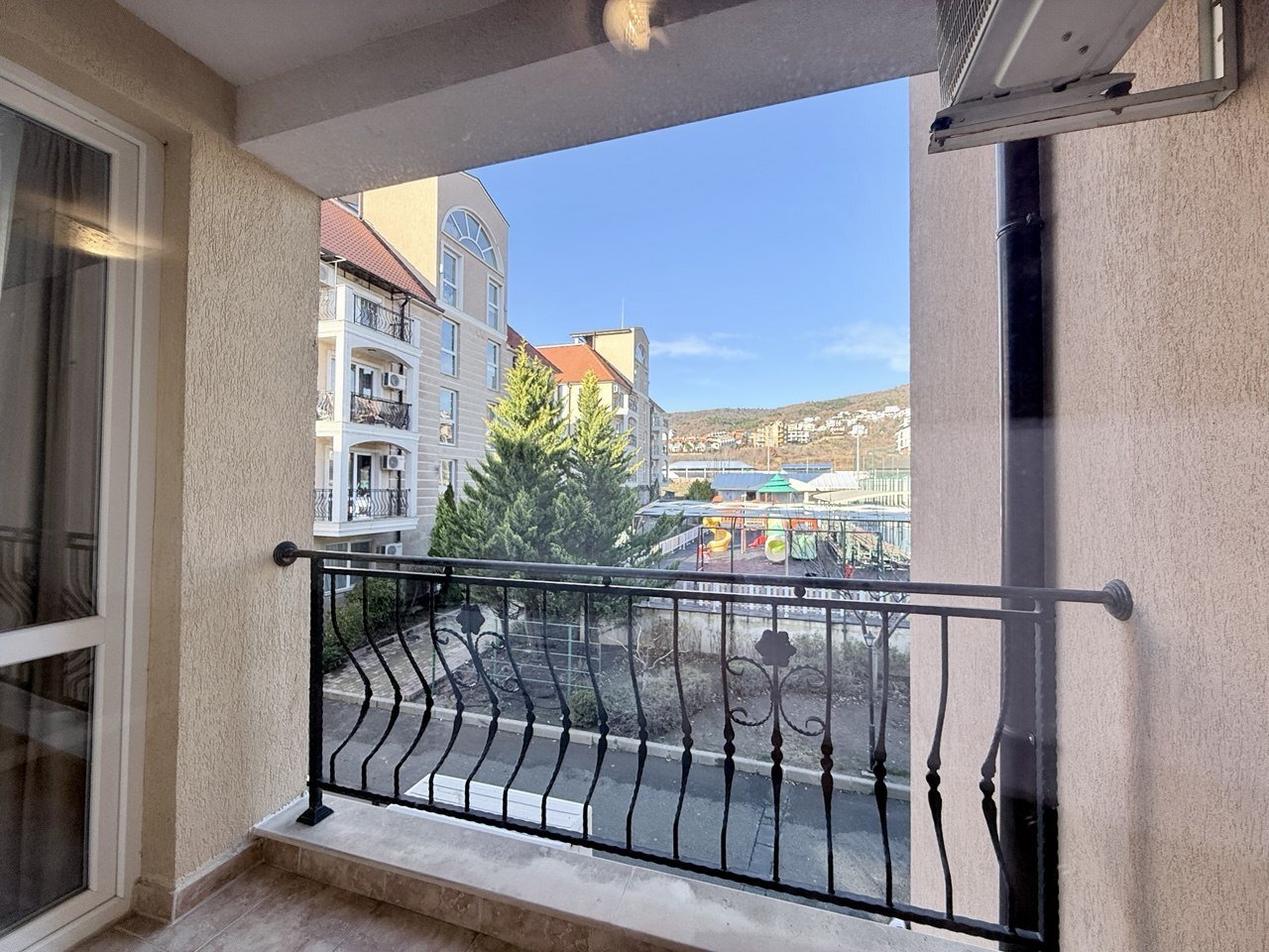 Студио апартамент в комплекс Macon Residence с изглед към планината, Свети Влас, България