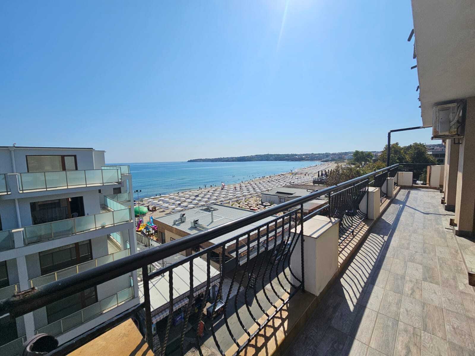 Тристаен апартамент с изглед към морето в Созопол, България