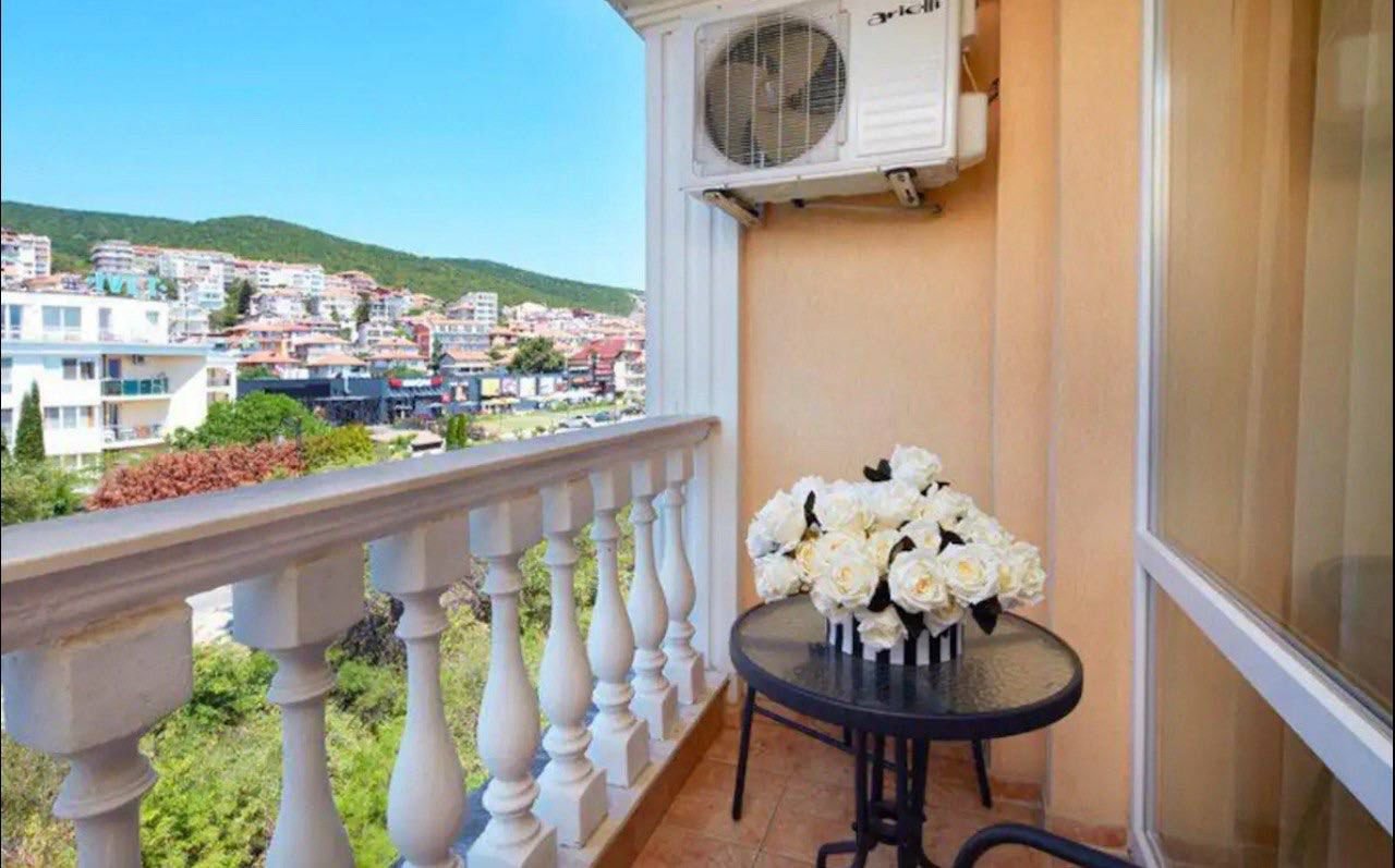 Студио с гледка към планината в комплекс Вила Сардиния, Свети Влас, България