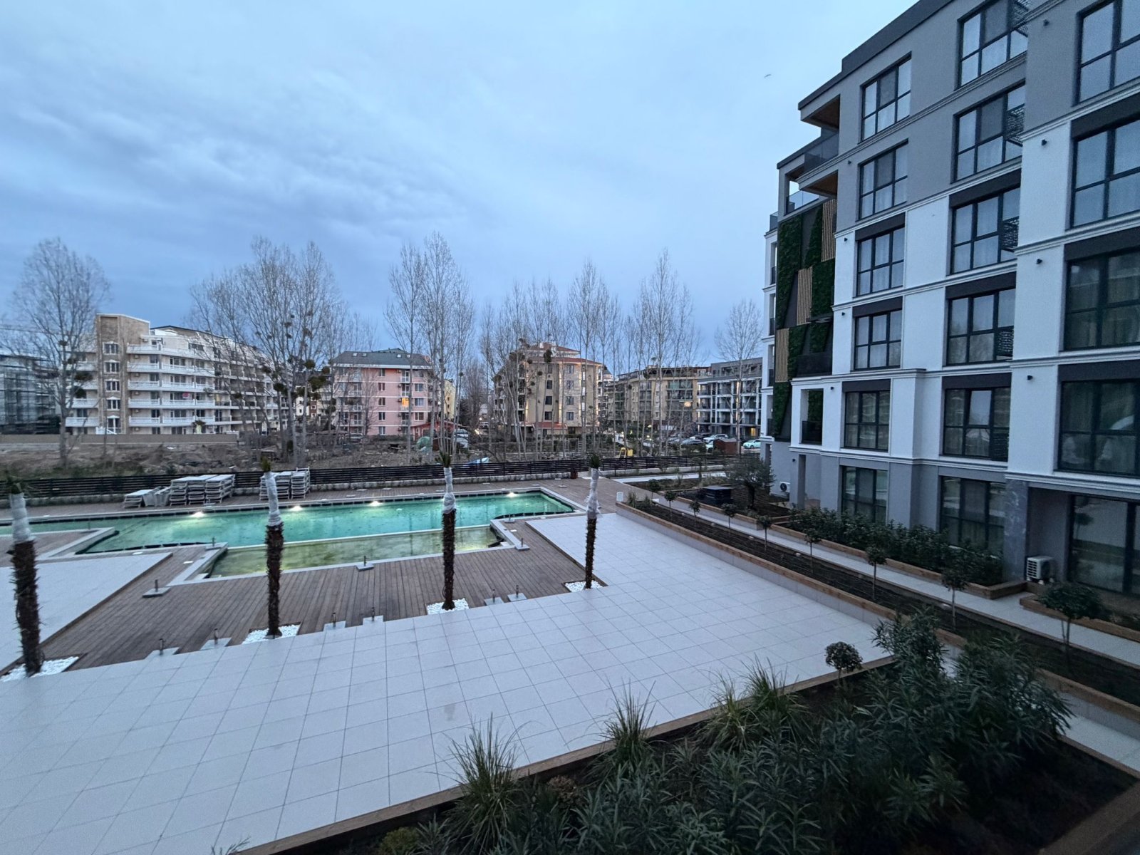 Тристаен апартамент с гледка към басейна в комплекса Емилия Романа Верде, Слънчев бряг