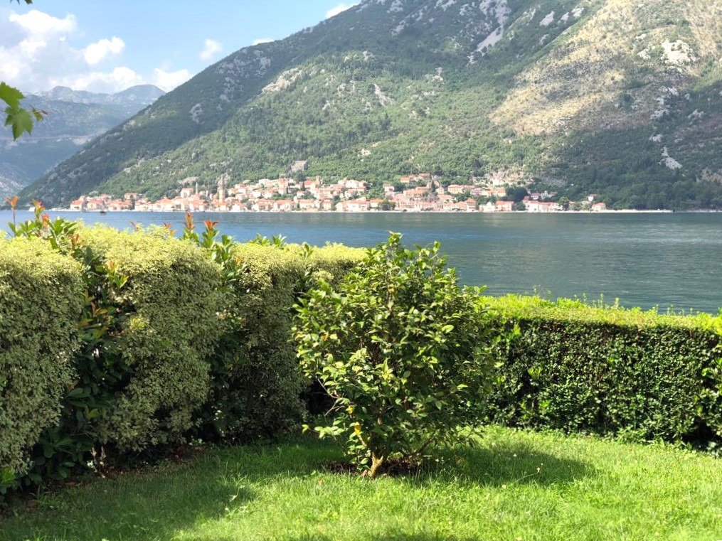 Einzigartige Villa direkt am Meer in Stoliv mit großem Garten, Garage und Panoramablick aufs Meer.