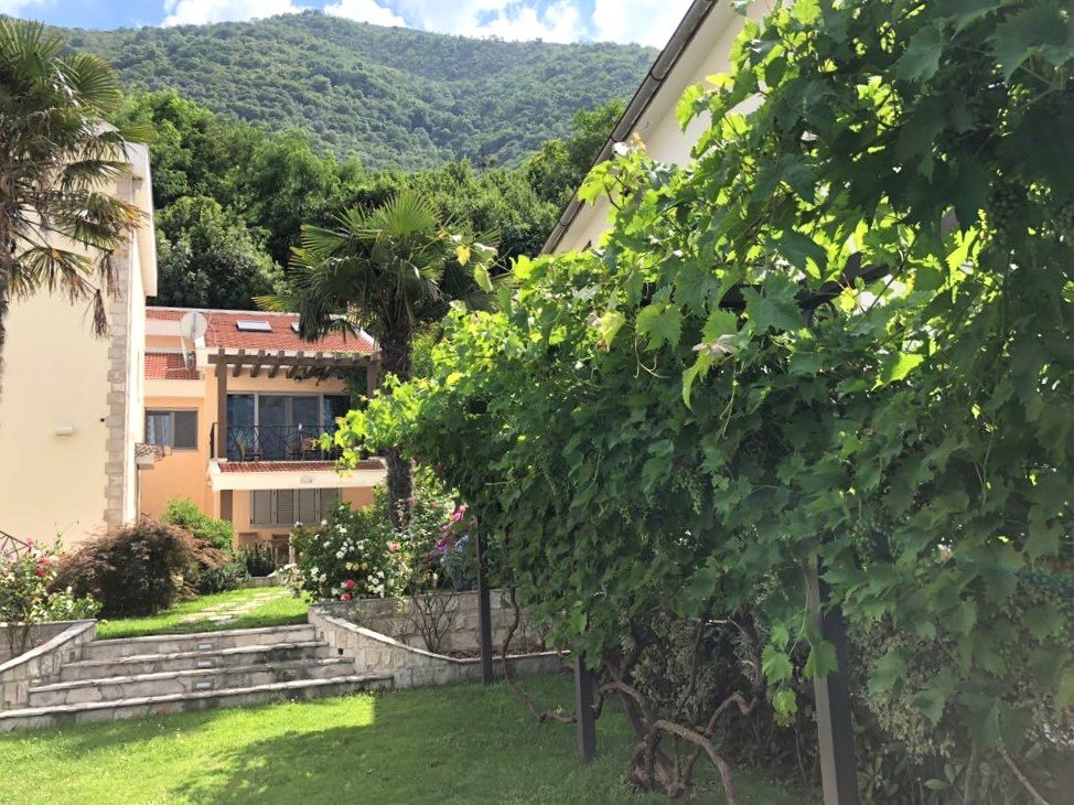 Einzigartige Villa direkt am Meer in Stoliv mit großem Garten, Garage und Panoramablick aufs Meer.