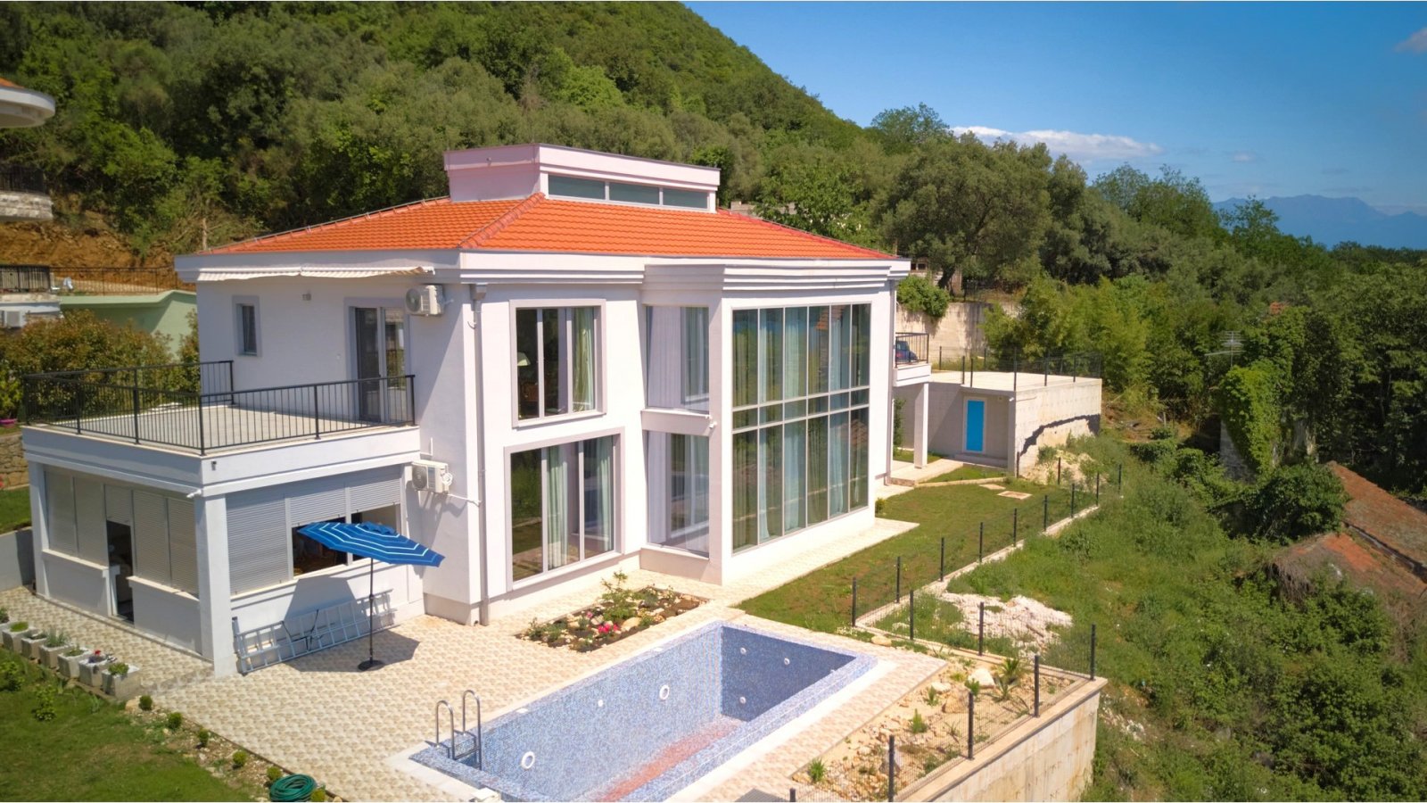 Moderne Villa mit Panoramablick aufs Meer in ruhiger Lage in Kumbor