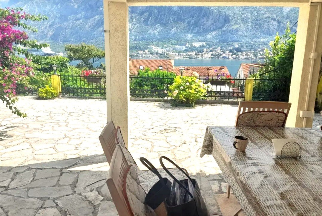 Familienhaus mit drei Schlafzimmern und atemberaubendem Meerblick – Prčanj, Kotor