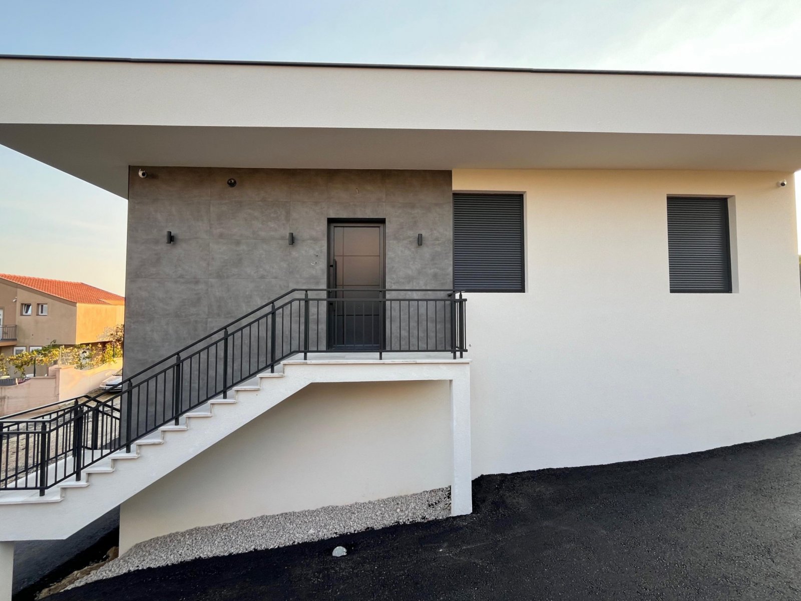 Neues, modernes Haus mit Swimmingpool und Doppelgarage in Meeresnähe – Ruhe und Stil in Kotor, Krimovice