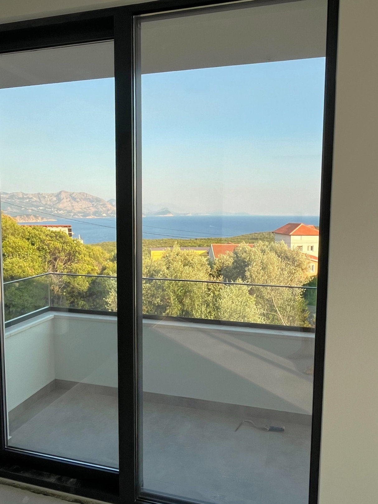 Neues, modernes Haus mit Swimmingpool und Doppelgarage in Meeresnähe – Ruhe und Stil in Kotor, Krimovice