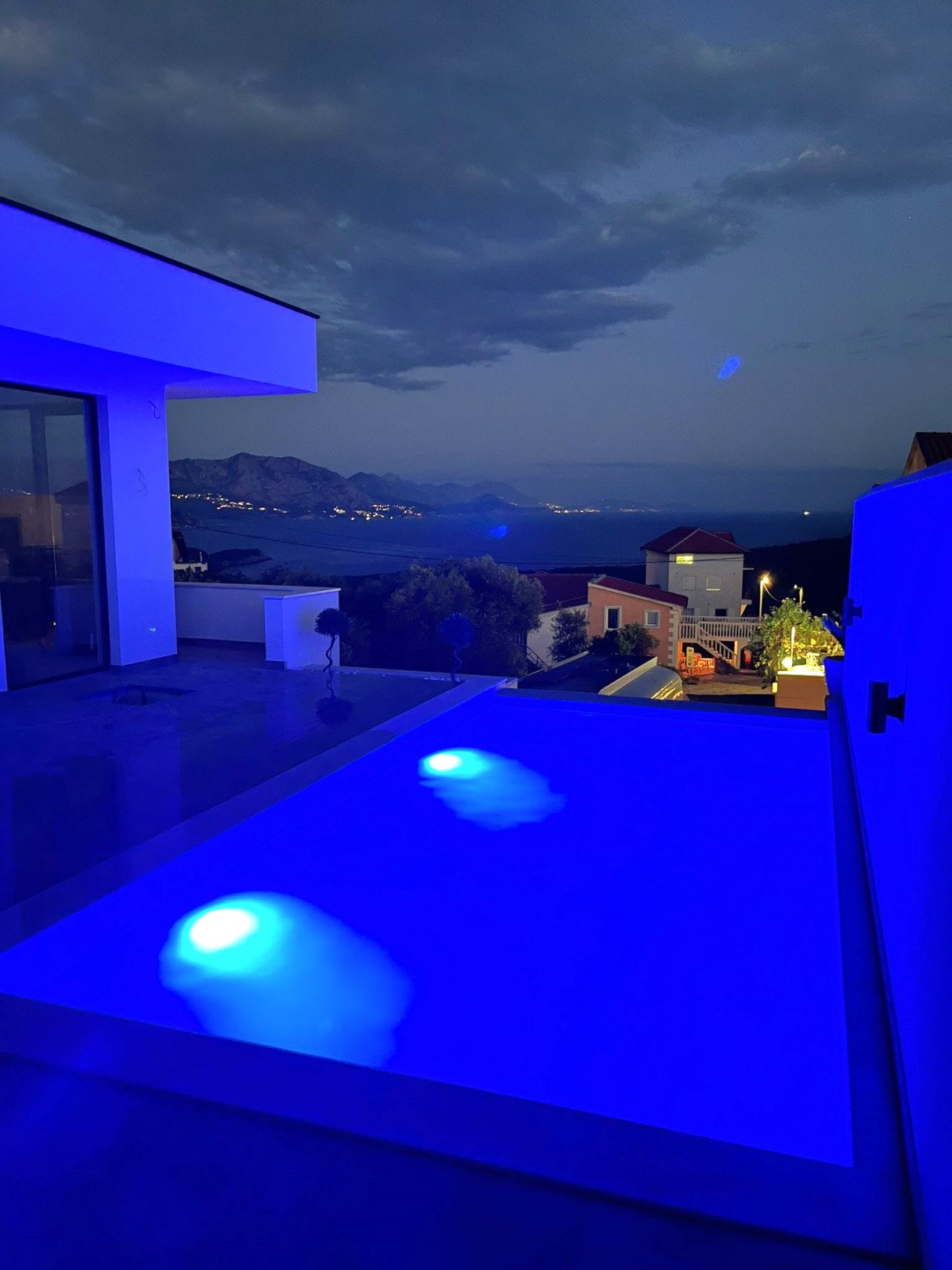 Neues, modernes Haus mit Swimmingpool und Doppelgarage in Meeresnähe – Ruhe und Stil in Kotor, Krimovice