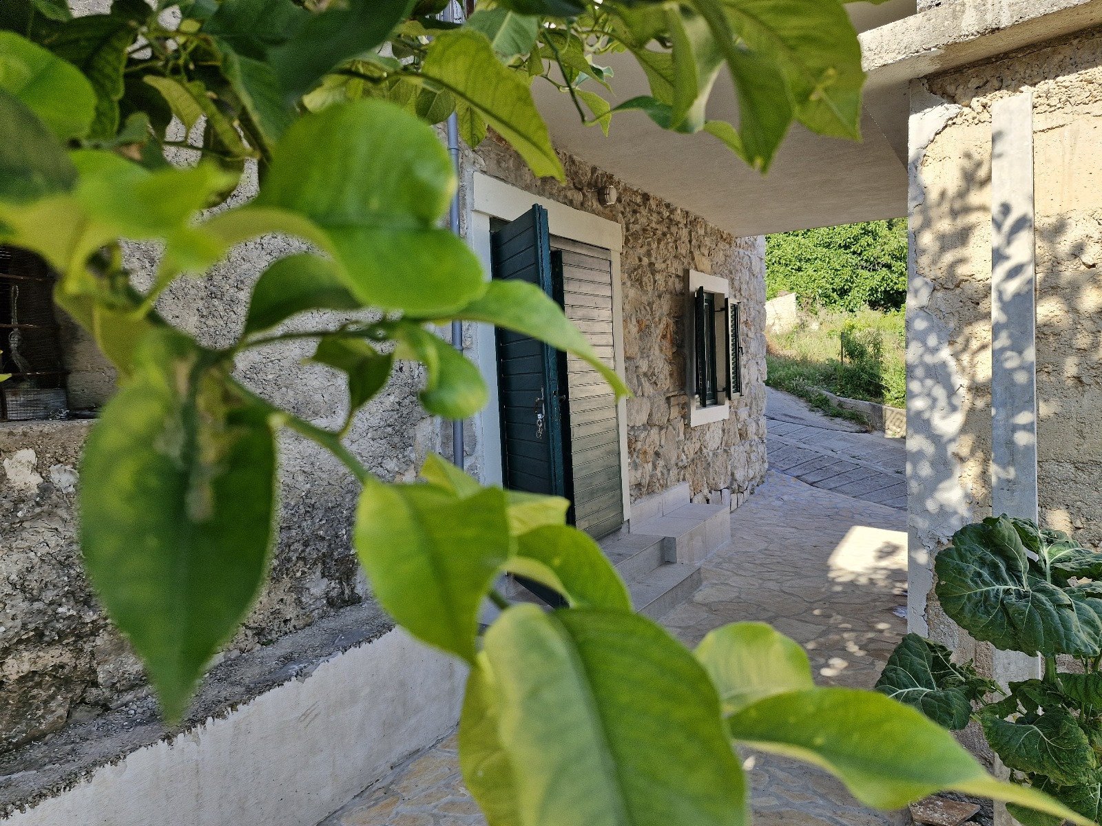 Steinhaus mit Blick auf das Meer und die Weinberge – friedliches Leben im Herzen der Insel Korčula