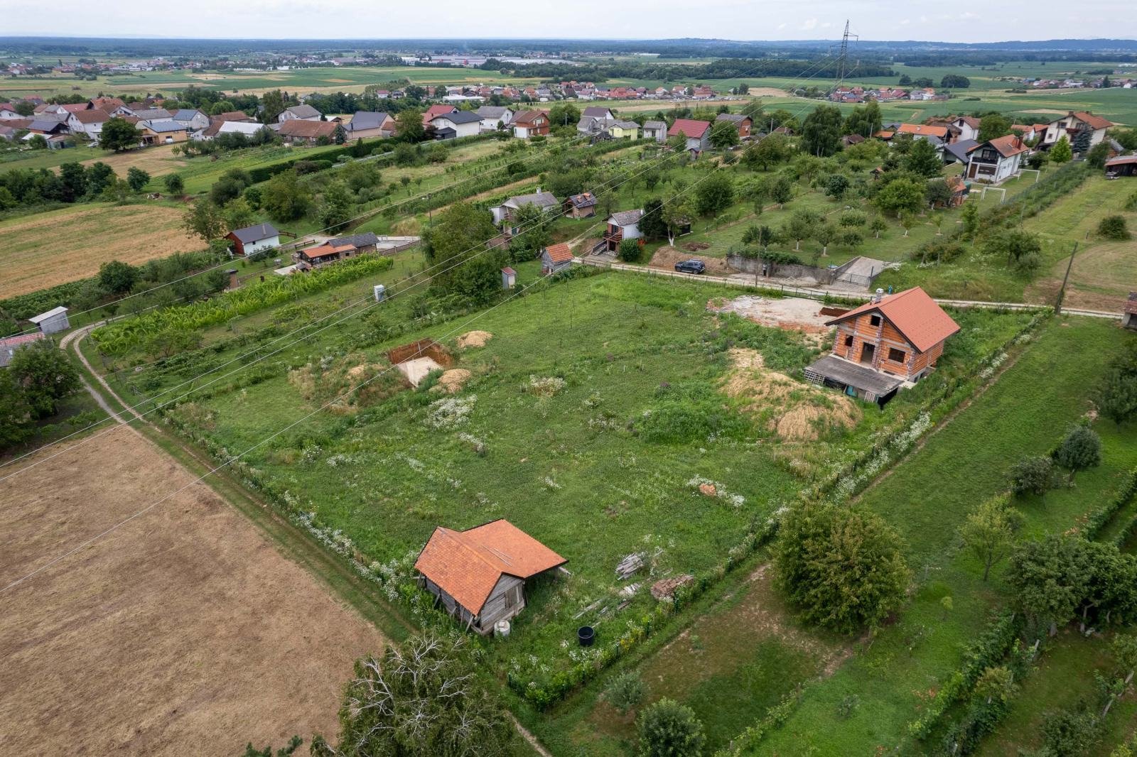 Haus im Bau auf einem großen Grundstück von 3500 m² mit Obstgarten – Vrbovec, Celine