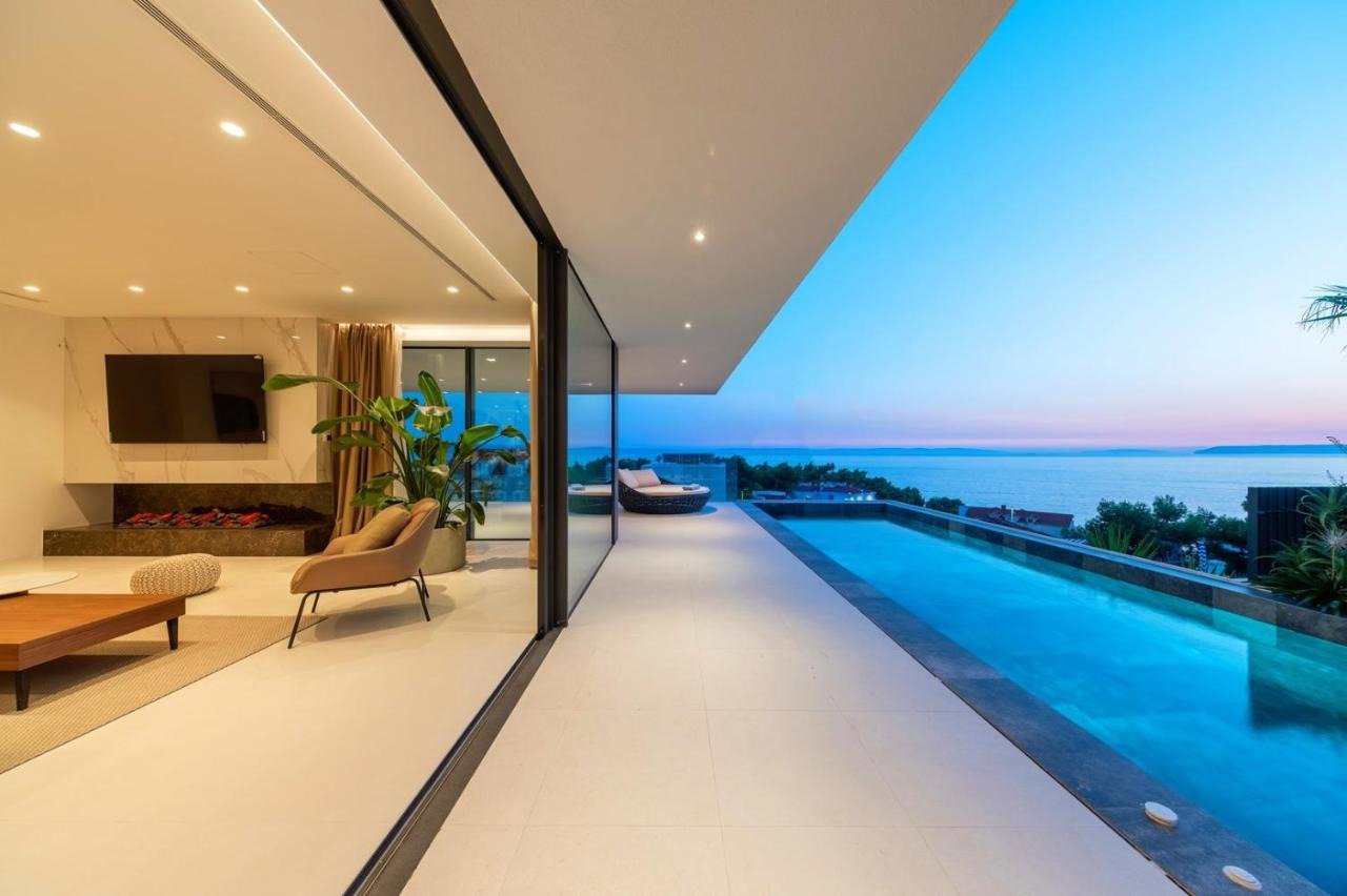 7HR210Repräsentative Villa mit Wellnessbereich und Blick auf das Meer und die Inseln, Podstrana