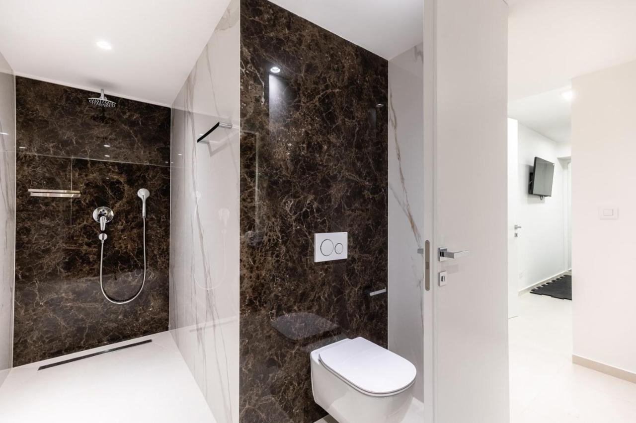 7HR210Repräsentative Villa mit Wellnessbereich und Blick auf das Meer und die Inseln, Podstrana