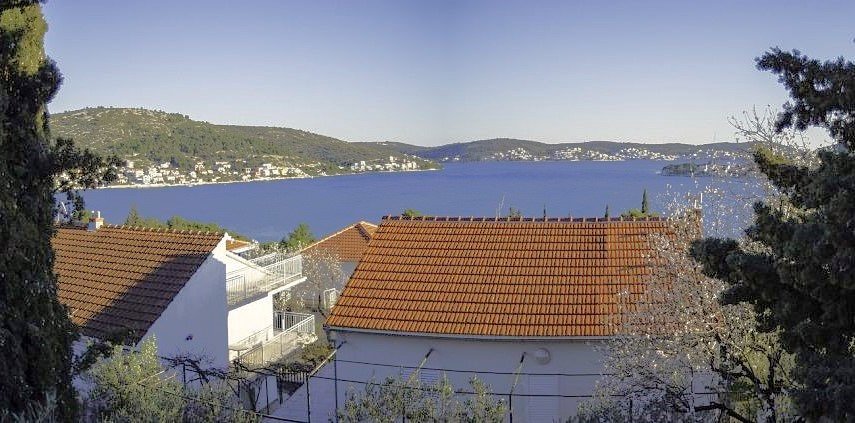 Geräumige Wohnung mit großer Terrasse und freiem Meerblick in Rogoznica