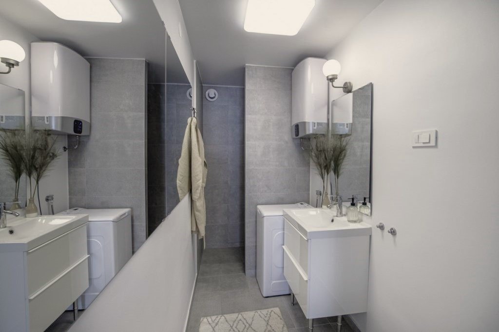 Geräumige Wohnung mit großer Terrasse und freiem Meerblick in Rogoznica