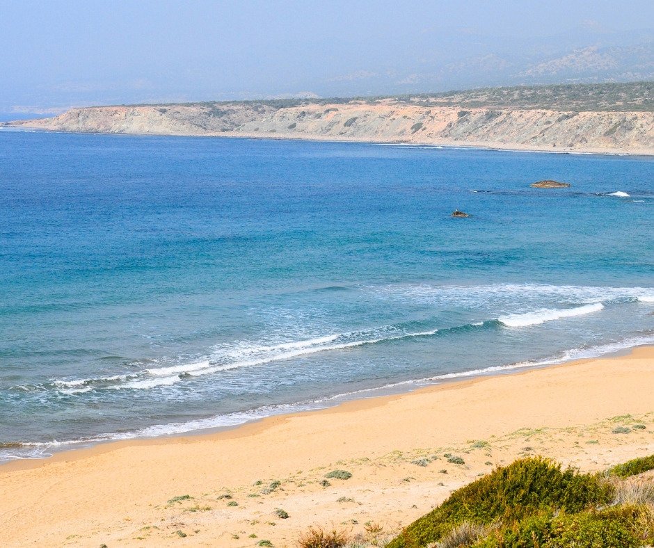 Luxuriöse Villa mit Pool und Meerblick auf großem Grundstück