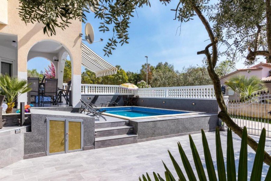 Modern eingerichtetes Apartment mit Swimmingpool in attraktiver Lage, nahe dem Strand in Medulin