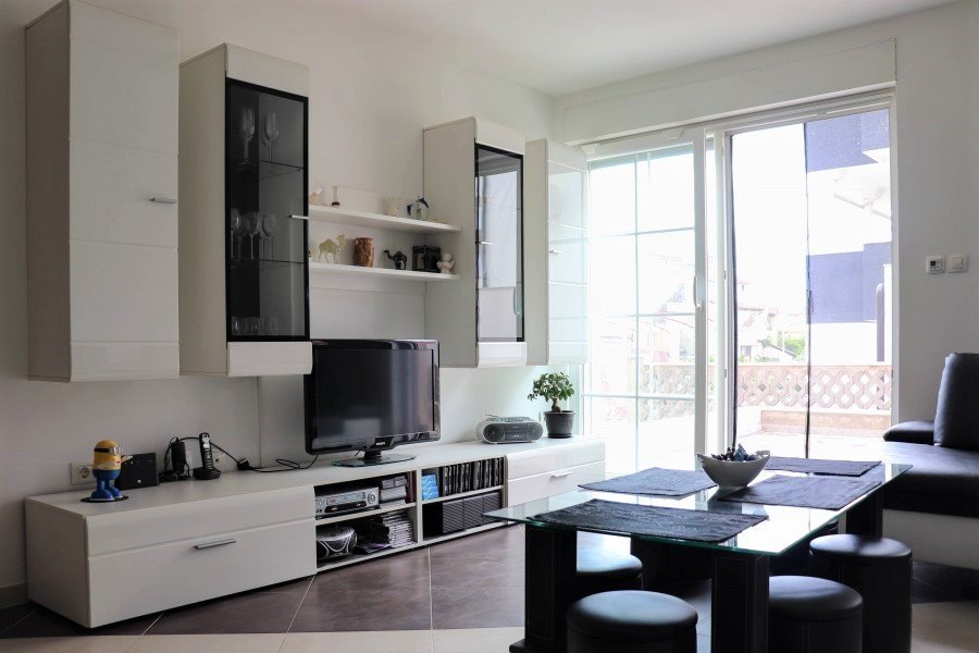 Elegante Erdgeschosswohnung mit einem 60 m² großen Garten in ruhiger Lage in Medulin