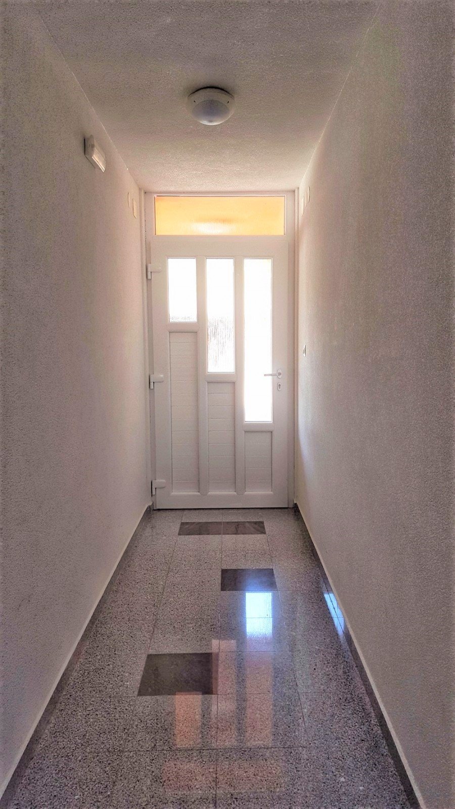 Elegante Erdgeschosswohnung mit einem 60 m² großen Garten in ruhiger Lage in Medulin