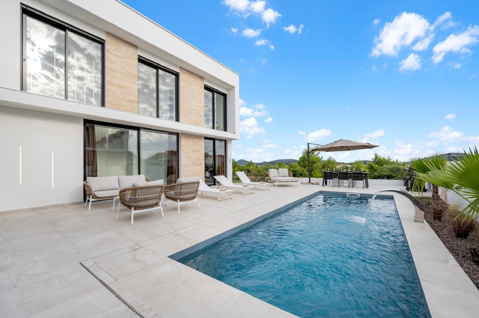 Moderne Luxusvilla mit Pool und Meerblick in Tribunj