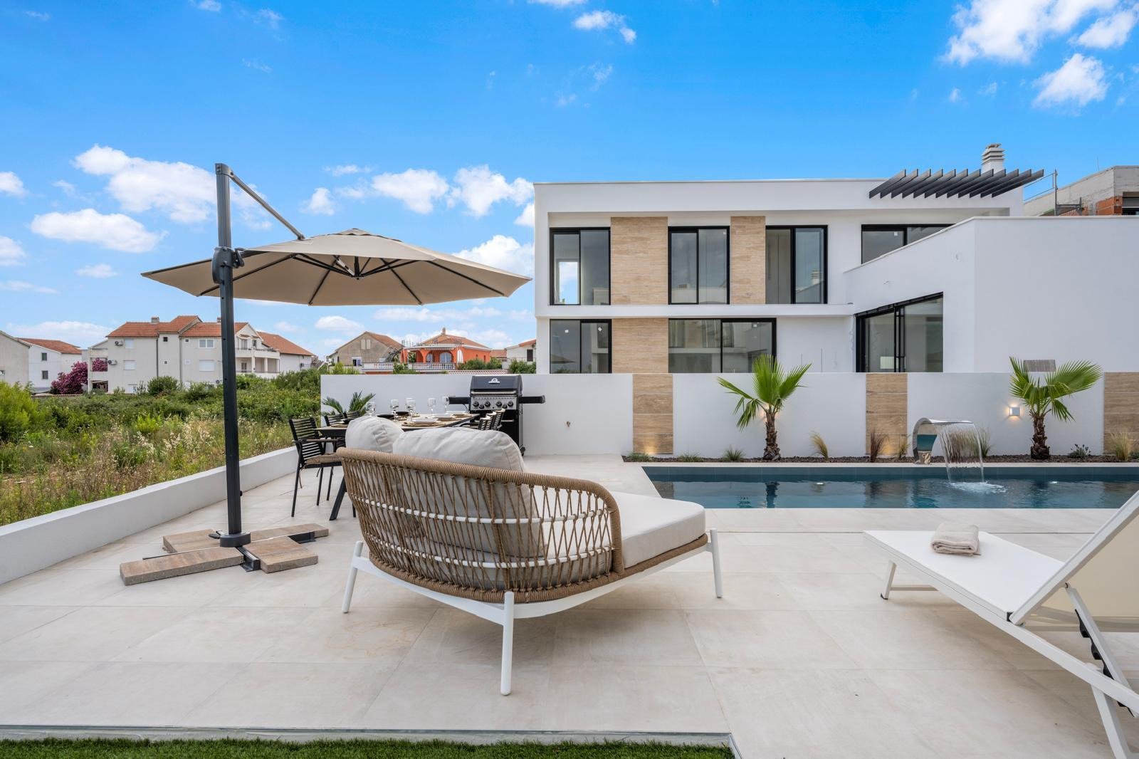 Moderne Luxusvilla mit Pool und Meerblick in Tribunj