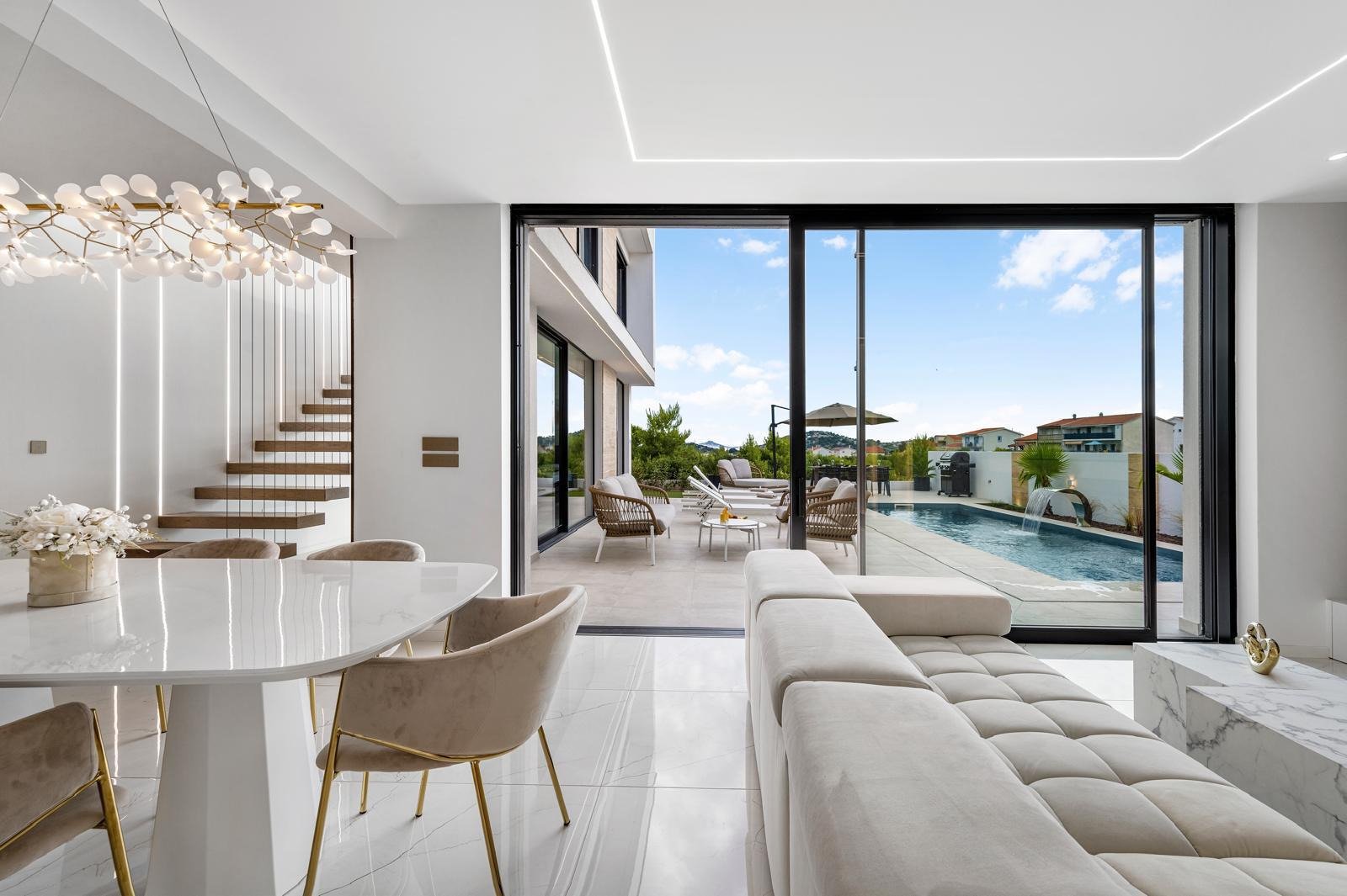 Moderne Luxusvilla mit Pool und Meerblick in Tribunj