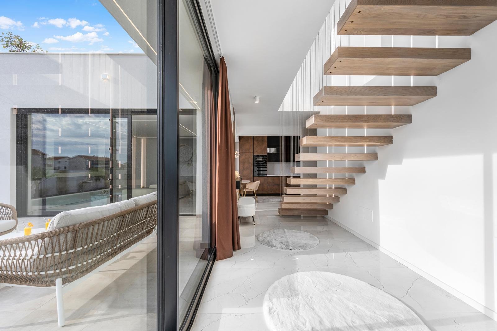 Moderne Luxusvilla mit Pool und Meerblick in Tribunj