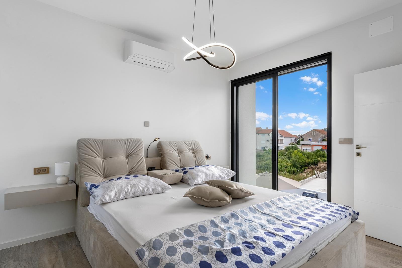 Moderne Luxusvilla mit Pool und Meerblick in Tribunj